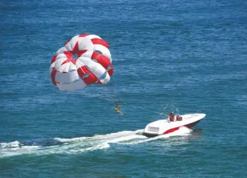 Wassersport-Abenteuer am Roten Meer: Jetski, Parasailing und Tauchen