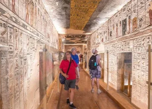 Enthüllung alter Geheimnisse: Erkundung des Tals der Könige mit Ramatouristic