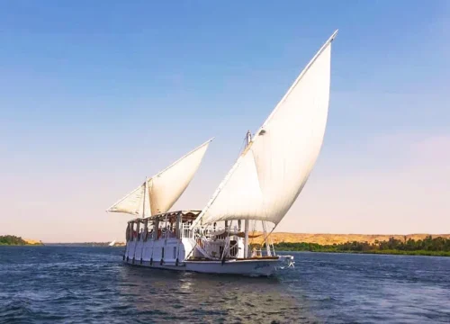 Segeln auf dem Nil in einer traditionellen Dhau mit Ramatouristic