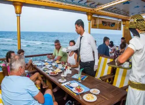 Nefertari-Kreuzfahrt mit Schnorcheln und Mittagessen / Abendessen