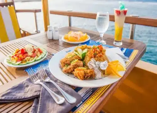 Nefertari-Kreuzfahrt mit Schnorcheln und Mittagessen / Abendessen