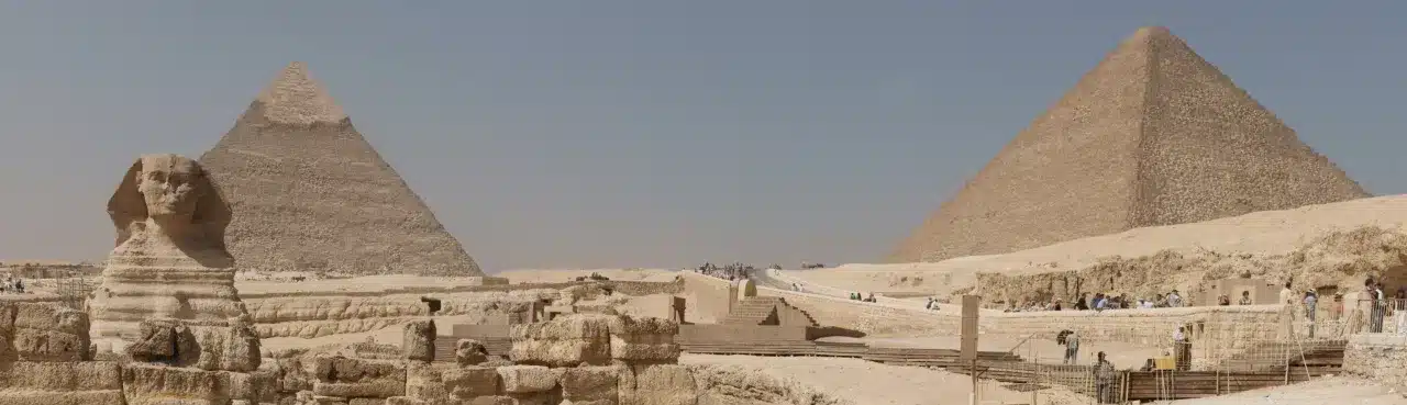 https://upload.wikimedia.org/wikipedia/commons/c/c8/Sphinx_and_pyramids_of_Giza_panorama.jpg